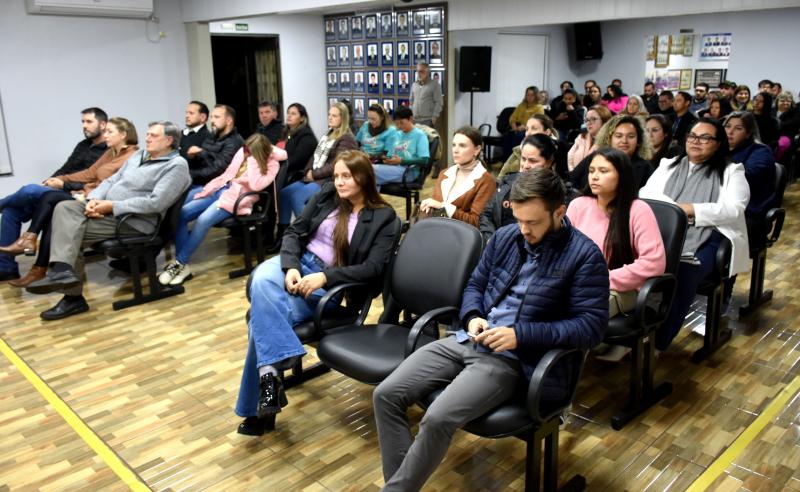 Câmara Municipal aprova projetos importantes e homenageia educadoras em Sessão Ordinária